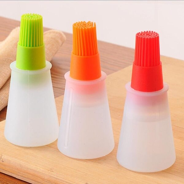 Portable Silicone Oil Bottle with Brush – Grill & Baking Tool for BBQ, Pastry, and Kitchen Use (Random Color)