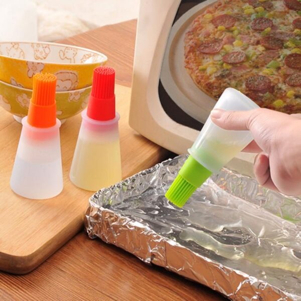Portable Silicone Oil Bottle with Brush – Grill & Baking Tool for BBQ, Pastry, and Kitchen Use (Random Color)