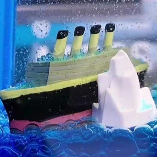 Titanic Liquid Wave Cruise Ship – Unsinkable Floating Desk Toy & Car Dashboard Decor