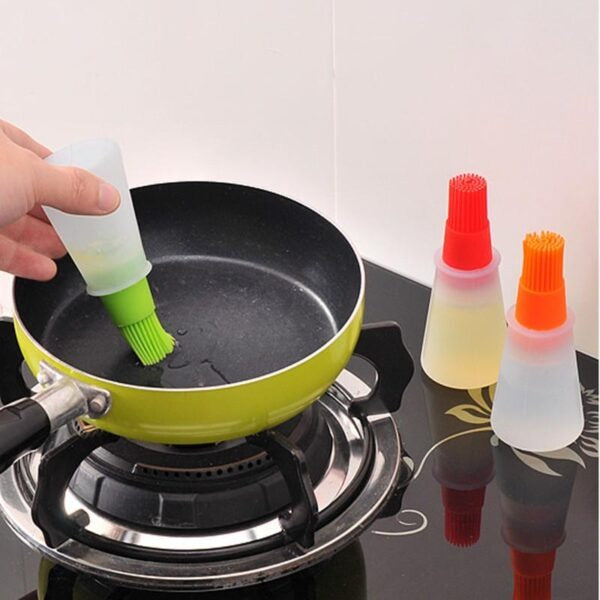 Portable Silicone Oil Bottle with Brush – Grill & Baking Tool for BBQ, Pastry, and Kitchen Use (Random Color)