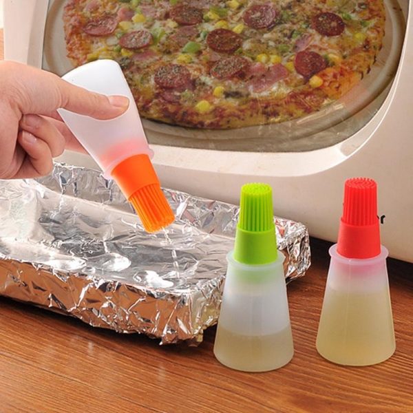 Portable Silicone Oil Bottle with Brush – Grill & Baking Tool for BBQ, Pastry, and Kitchen Use (Random Color)